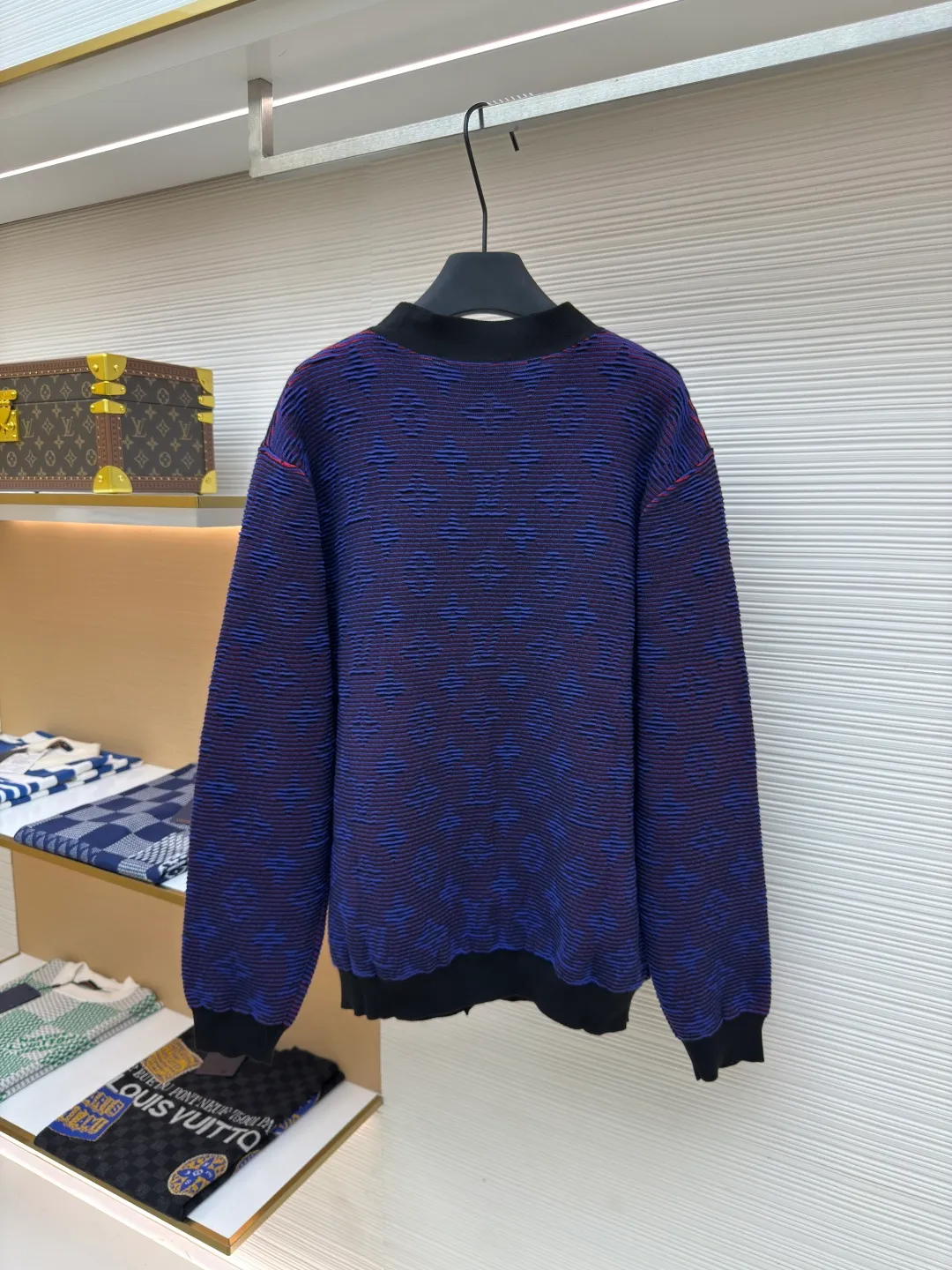 LOUIS VUITTON grating effect jacquard knitted jacket ●Authentic product: Purchased and developed for 12999 ●Item number: 1680041-B00 ●Fabric: Customized yarn fabric ●Technology: Knitted ●Version: Loose version ●Weight: about 750g ●Size: S-M-L-XL ●Description: 25ss new cotton knitted cardigan dip-dyed in elegant tones, full-width Monogram The jacquard pattern incorporates gradient stripes, creating an eye-catching raster effect that highlights Louis Vuitton's exquisite craftsmanship. Deep trims extend the college style, and pearlescent buttons add a dandy touch. The overall wiring is straight and delicate, the fabric is comfortable and soft, and the color is consistent without color difference. It can be matched with the same style to create a fashionable look and control various occasions. Customized accessories, complete with three standards, same style for men and women!